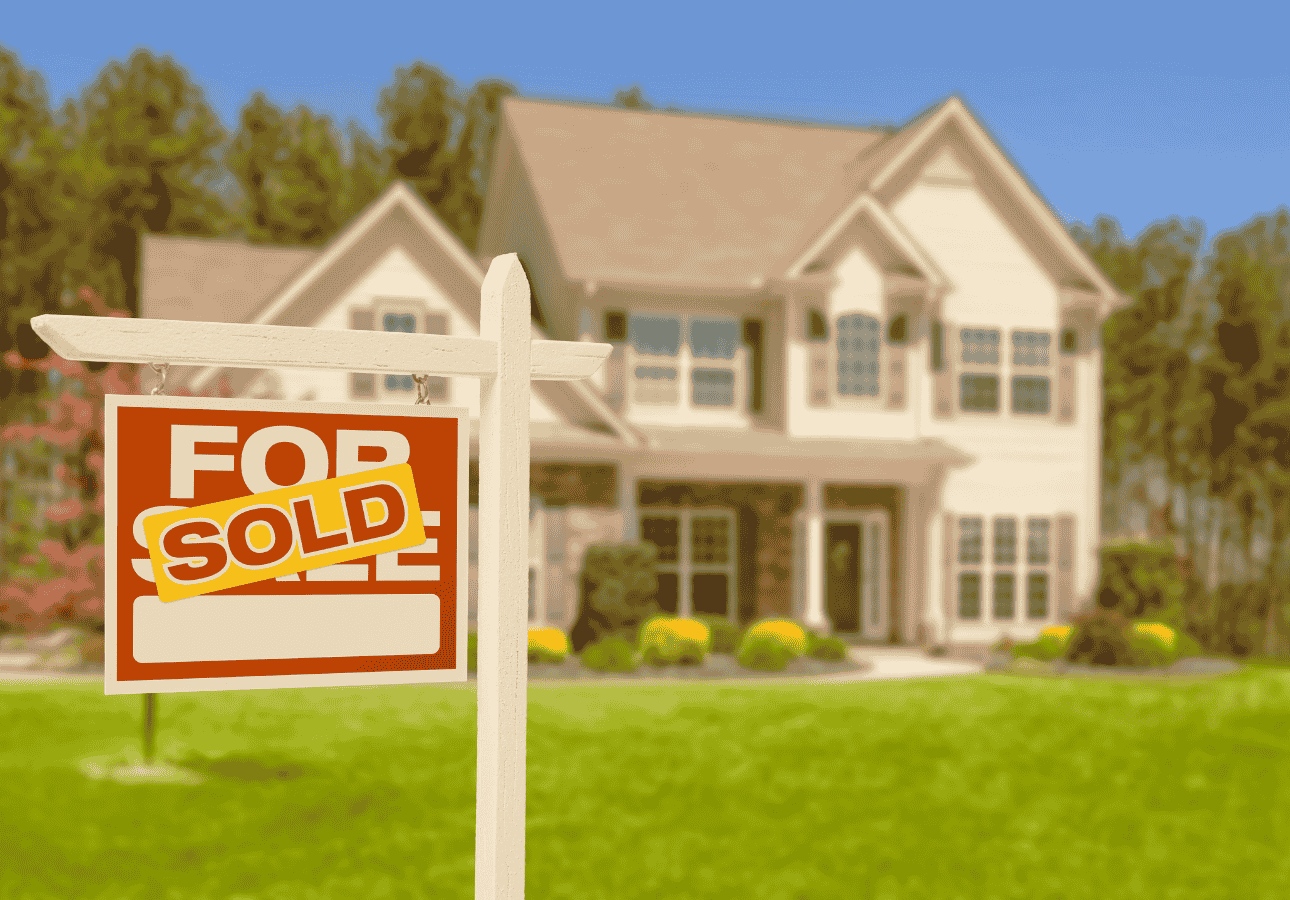 House with a sold sign symbolizing first-time homebuyers using the FHSA in Canada.