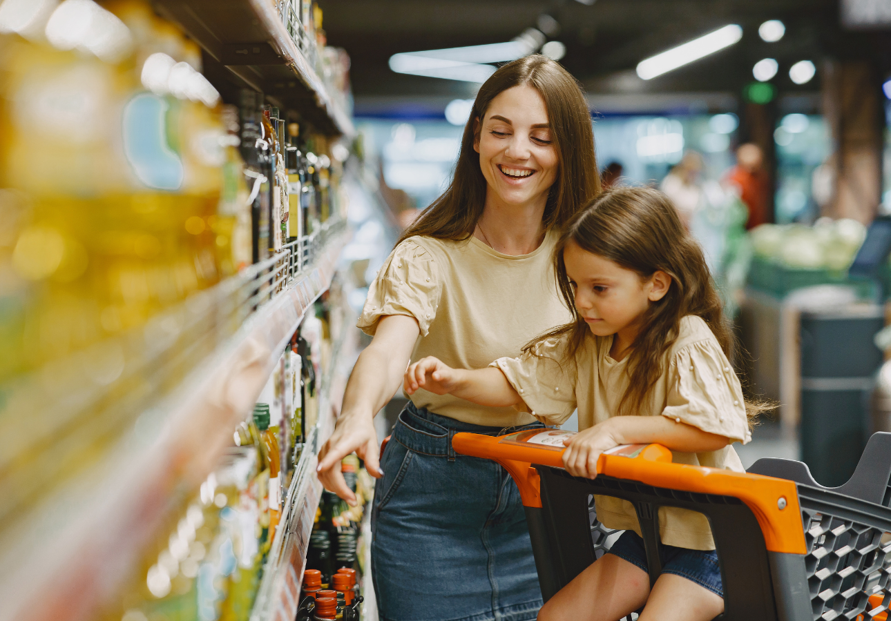 Canadian family grocery shopping with a cash back credit card